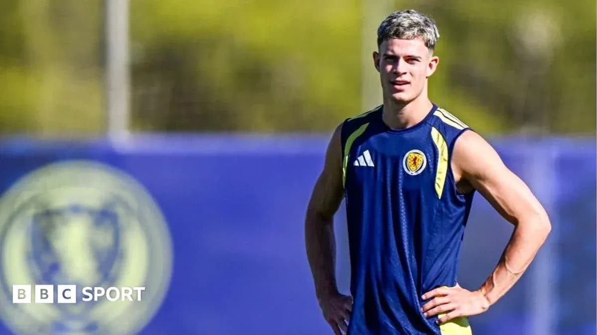 Jugador de fútbol entrenando en el campo