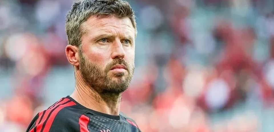 Entrenador observando el partido desde la banda