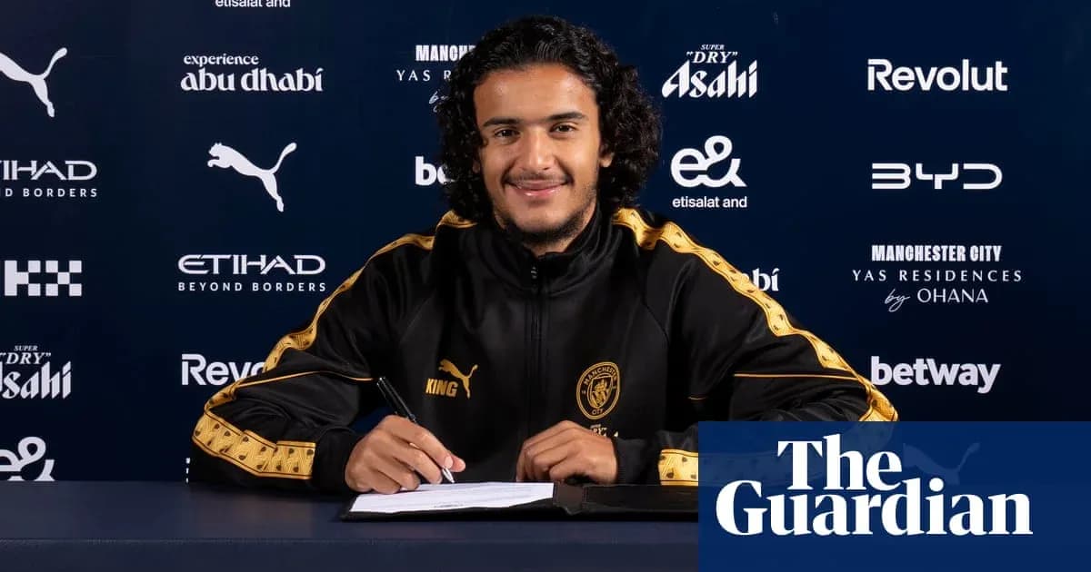 Jugador firmando contrato en conferencia de prensa