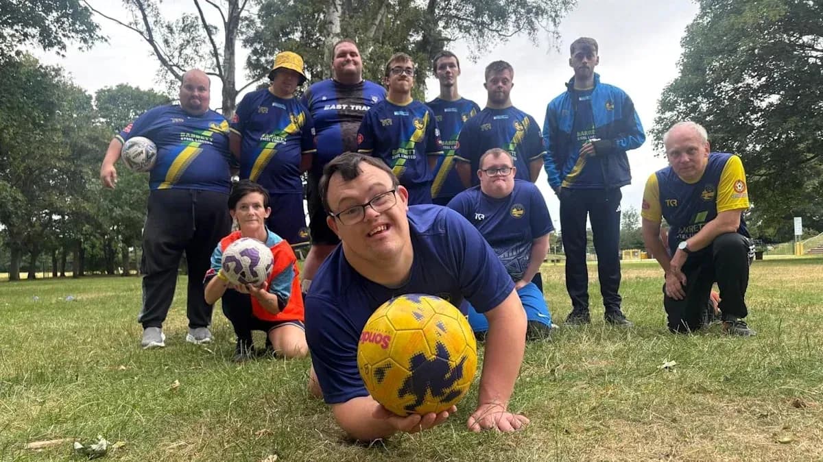 Equipo de fútbol posando en el parque