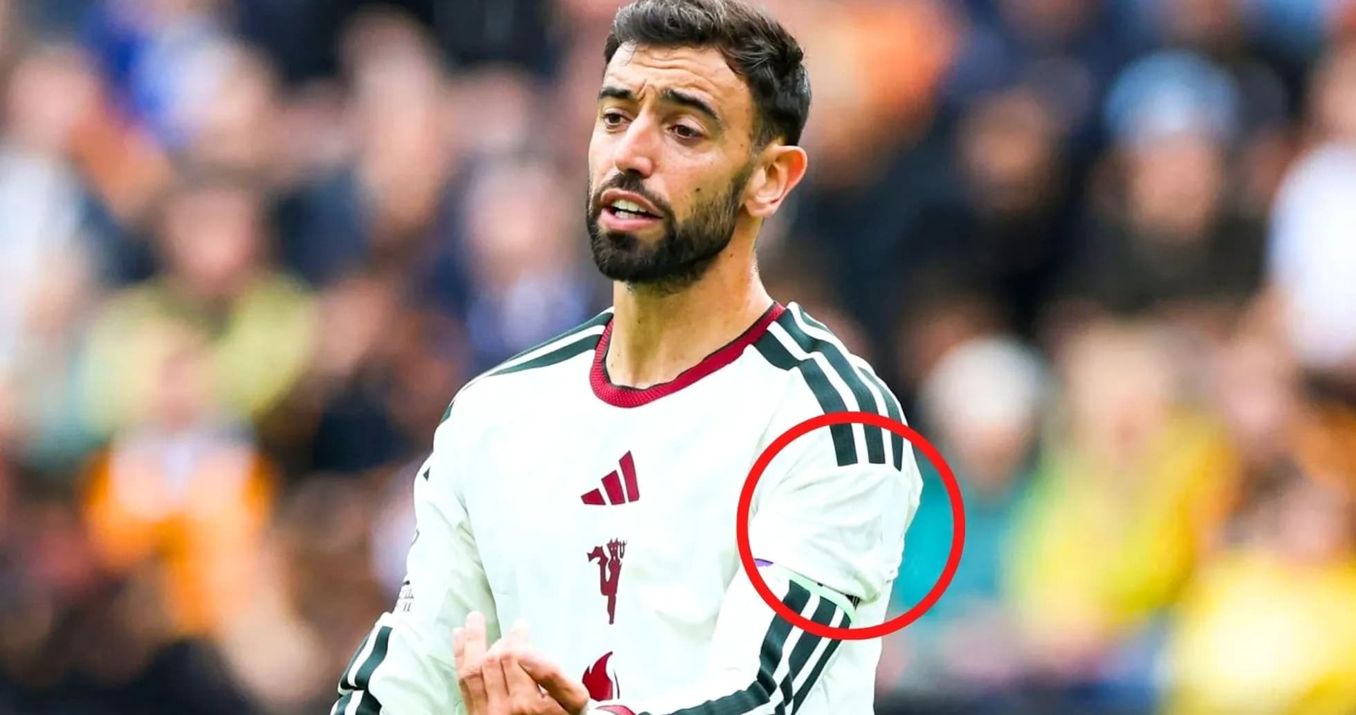Jugador mostrando la camiseta con detalles de diseño