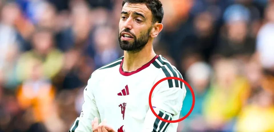 Jugador mostrando la camiseta con detalles de diseño