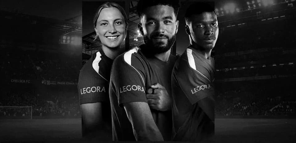 Tres jugadores de Chelsea FC posando en uniforme