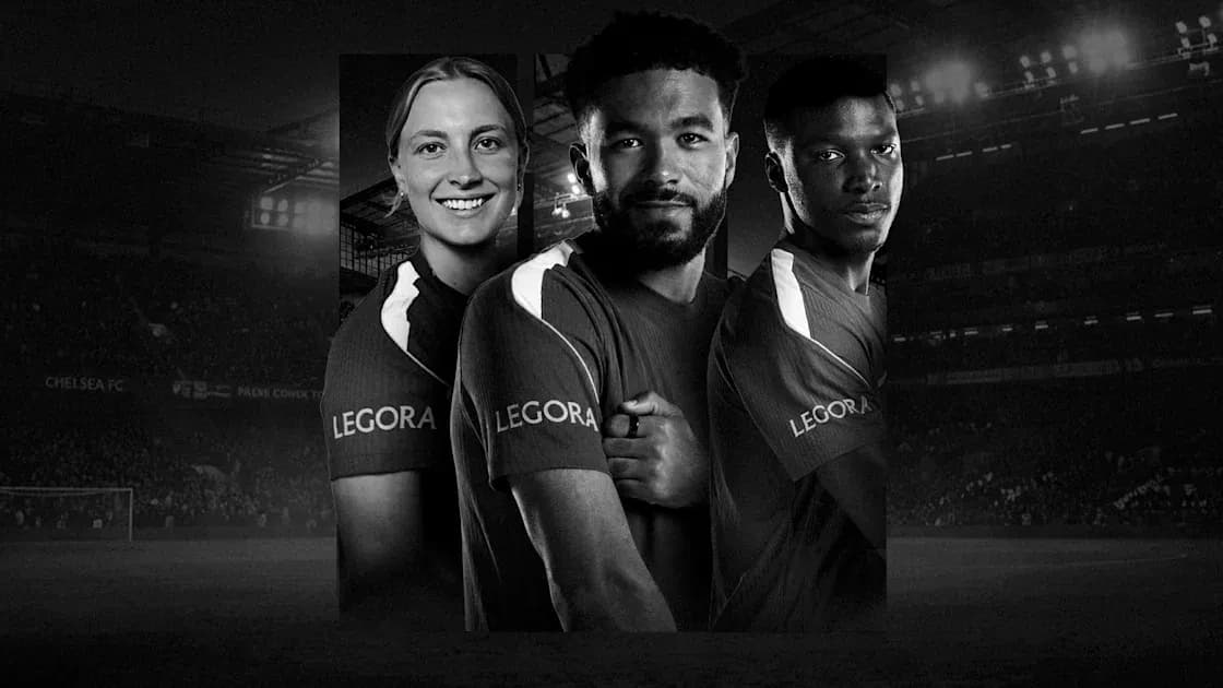 Tres jugadores de Chelsea FC posando en uniforme