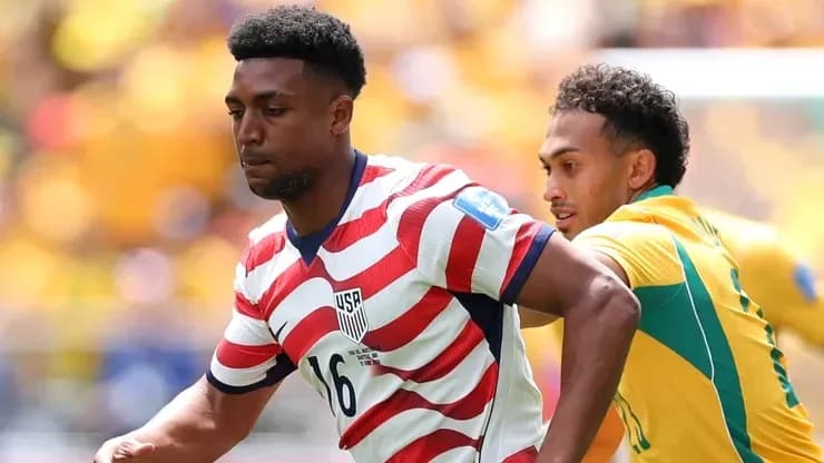 Jugador de Estados Unidos driblando a oponente australiano