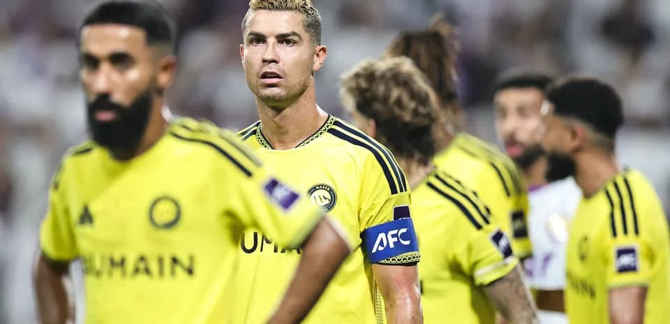 Cristiano Ronaldo y compañeros en el campo de fútbol