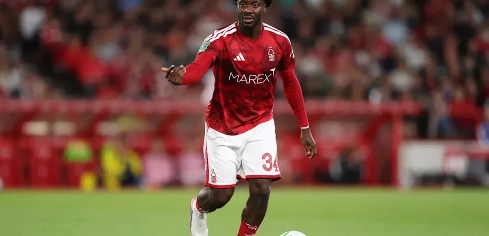 Jugador de Nottingham Forest con balón en el campo