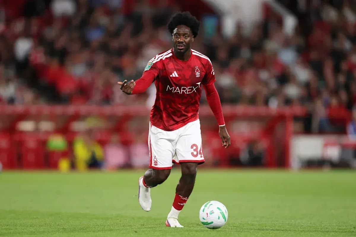 Jugador de Nottingham Forest con balón en el campo
