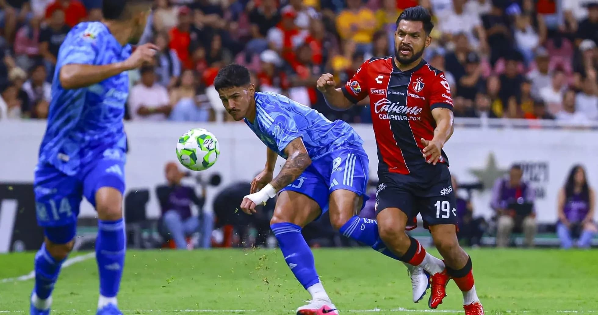 Acción del partido Atlas contra Tigres UANL