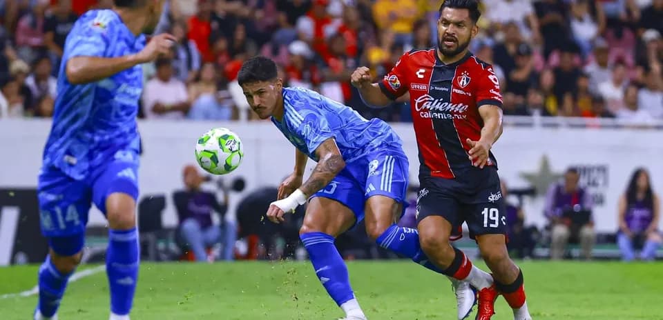 Acción del partido Atlas contra Tigres UANL