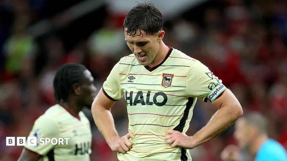 Jugador de fútbol con cabeza agachada en el campo