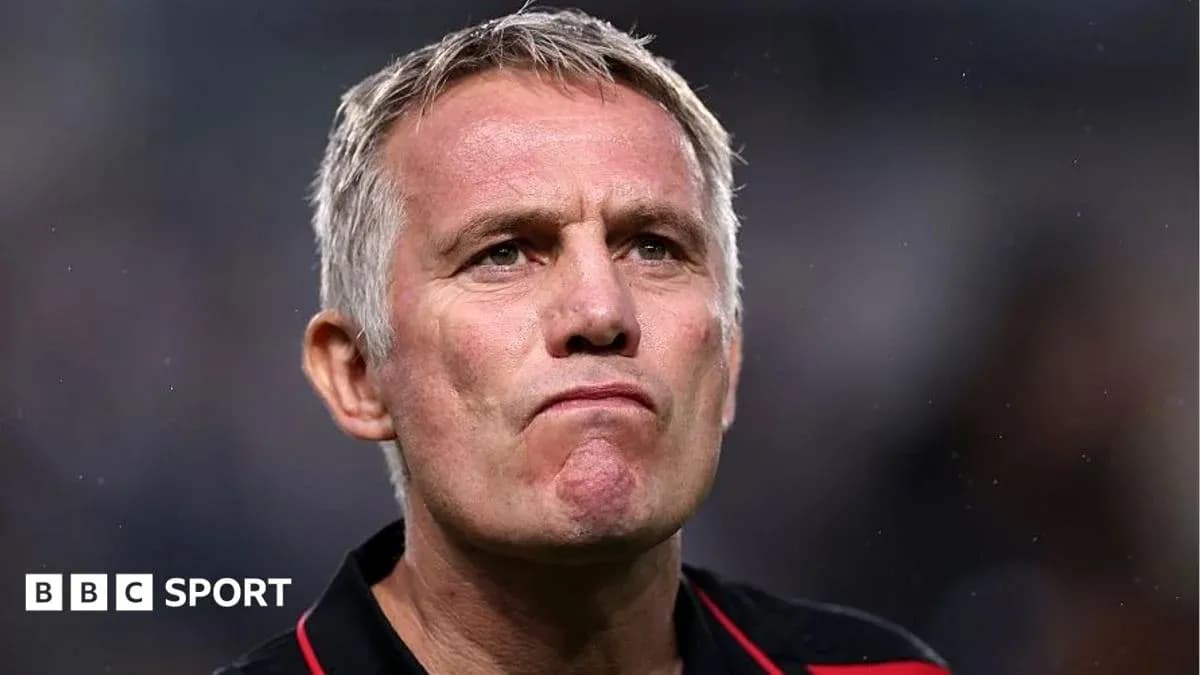 Entrenador con expresión seria durante el partido