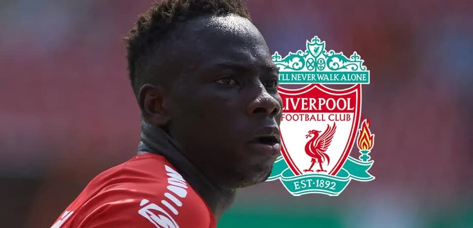 Jugador de Liverpool en acción con logo del club