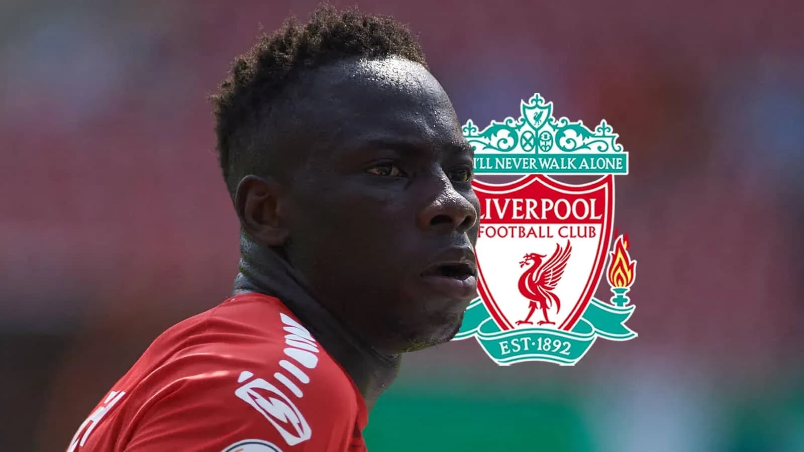 Jugador de Liverpool en acción con logo del club