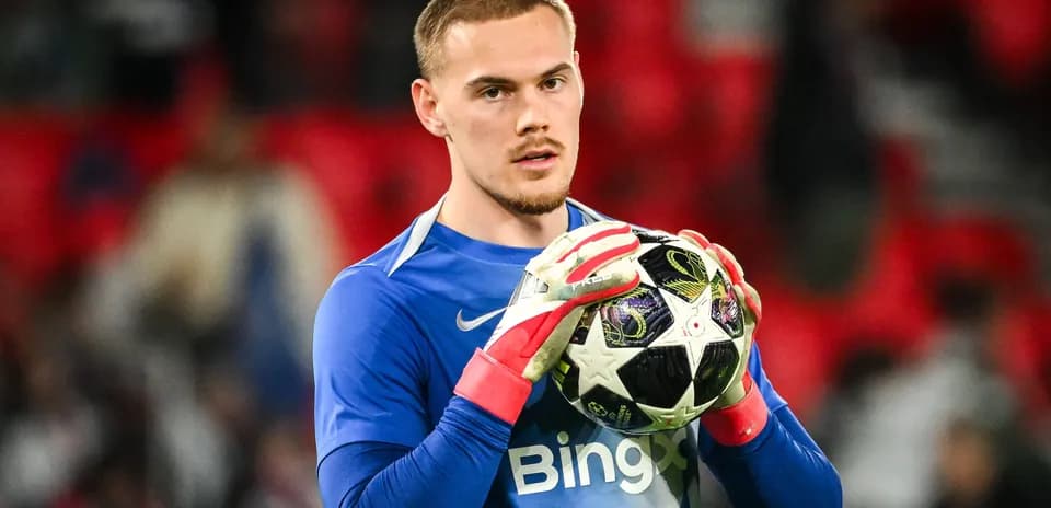 Portero sosteniendo el balón antes del partido