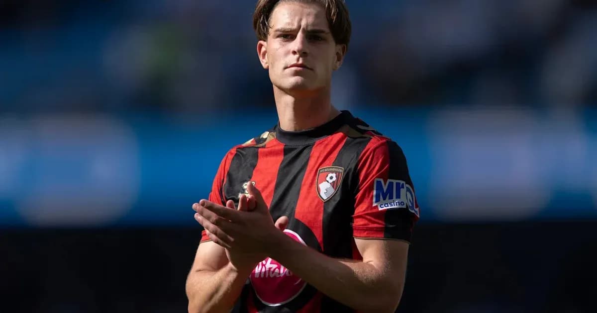 Jugador aplaudiendo en el campo de fútbol
