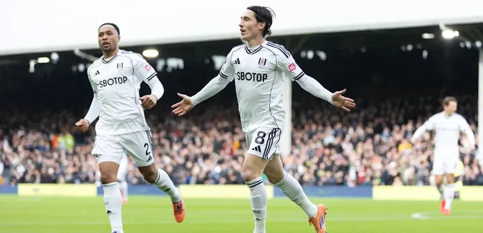 Jugadores de Fulham celebrando un gol en el estadio