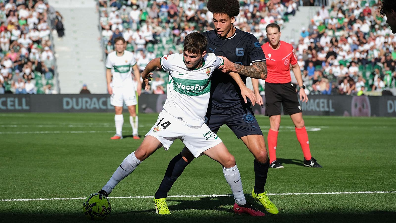 Jugadores compitiendo por el balón en La Liga