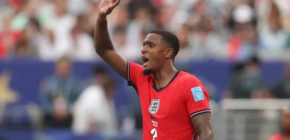 Jugador de Inglaterra señalando durante un partido