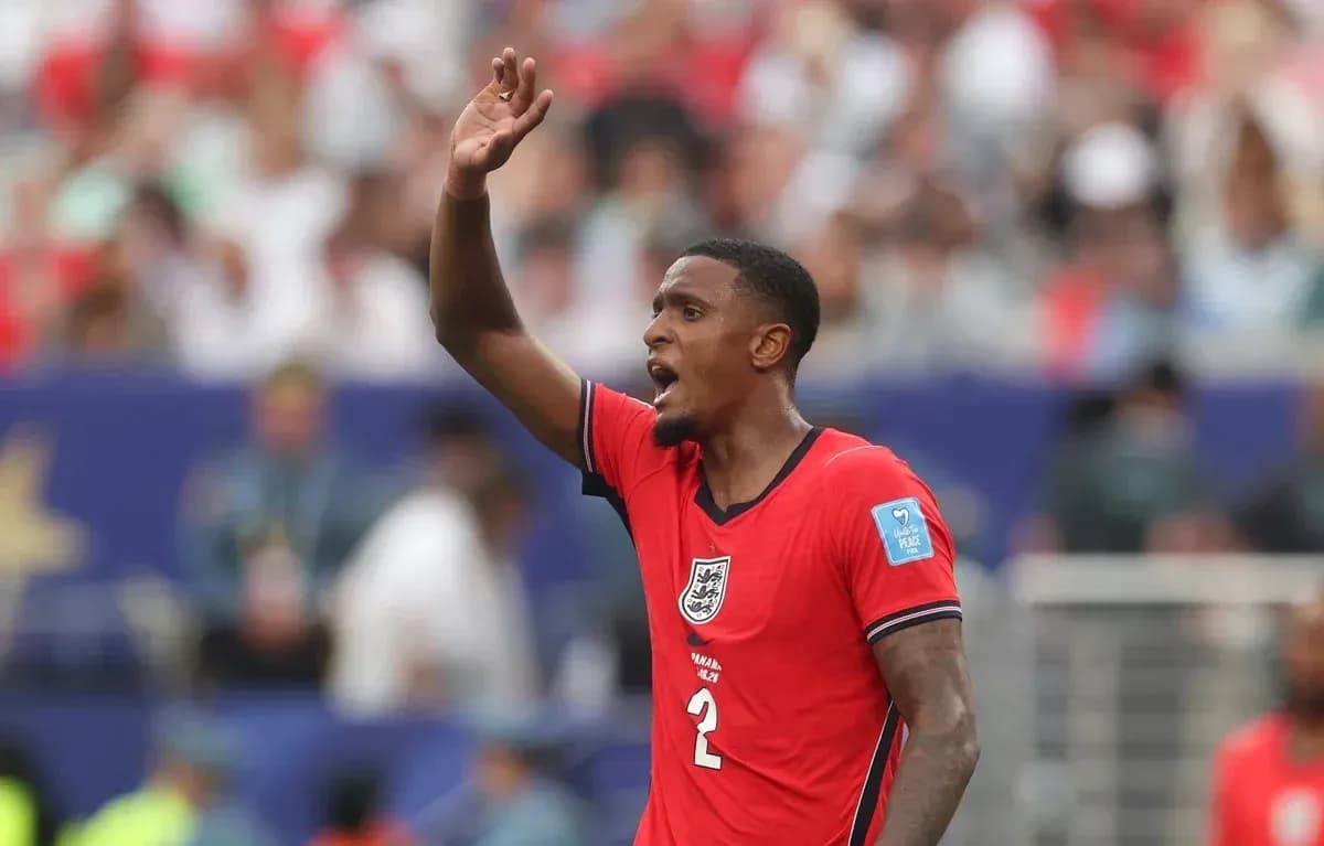 Jugador de Inglaterra señalando durante un partido