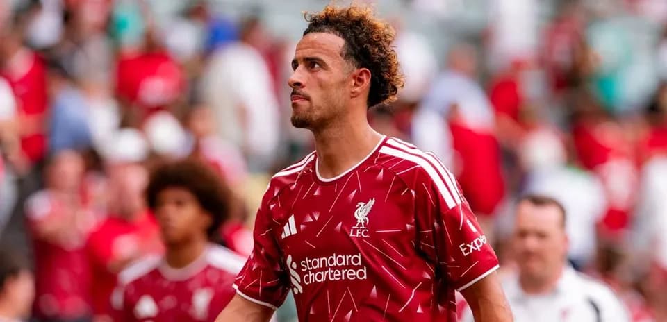 Jugador de Liverpool caminando por el campo