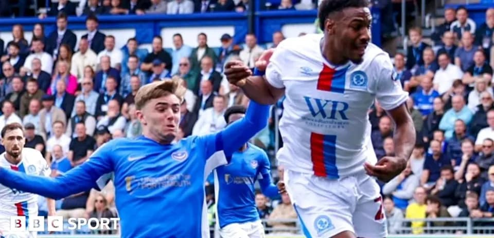 Jugador con camiseta blanca esquivando a oponente en azul