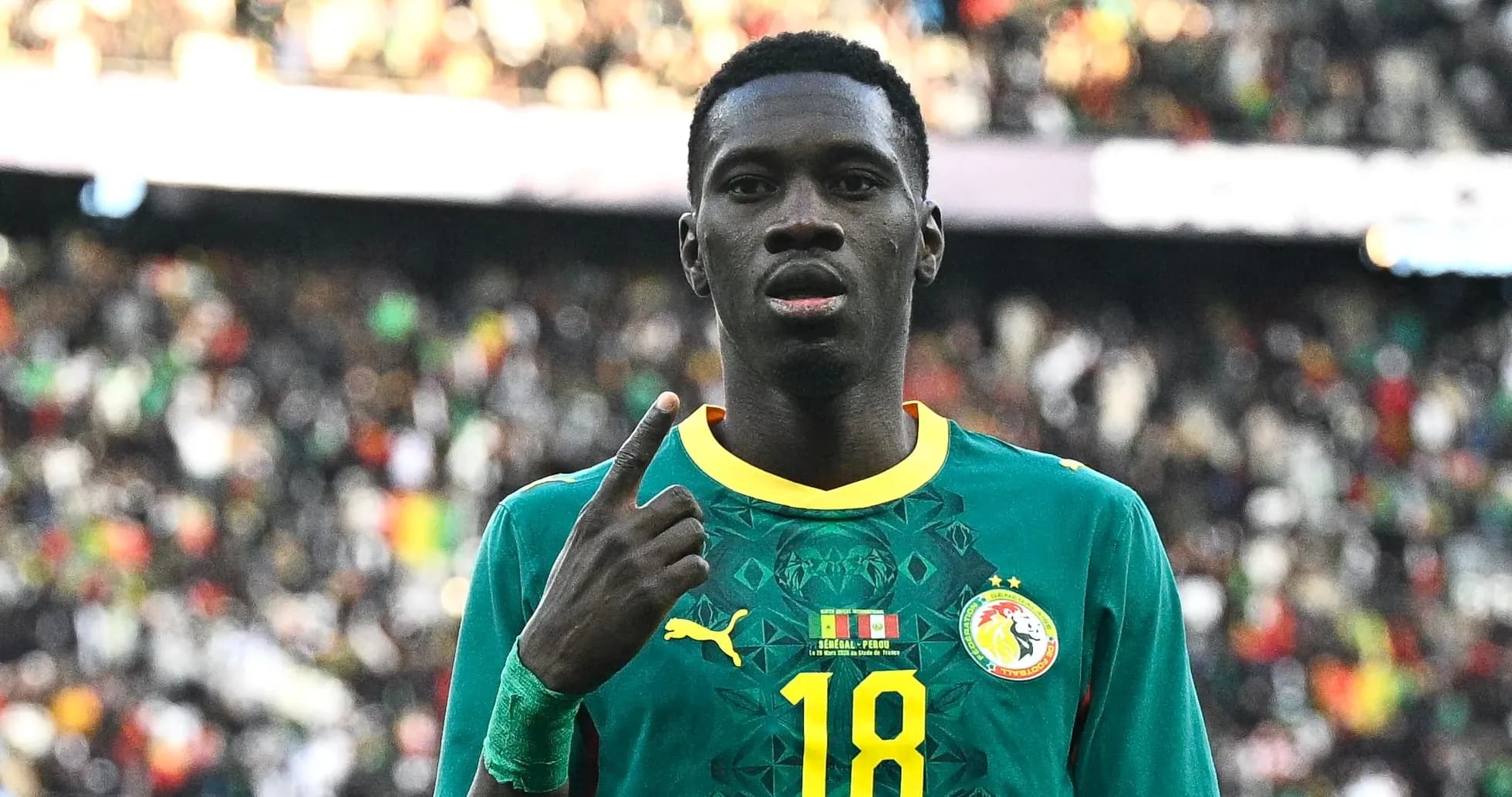 Jugador de Senegal señalando con el dedo índice