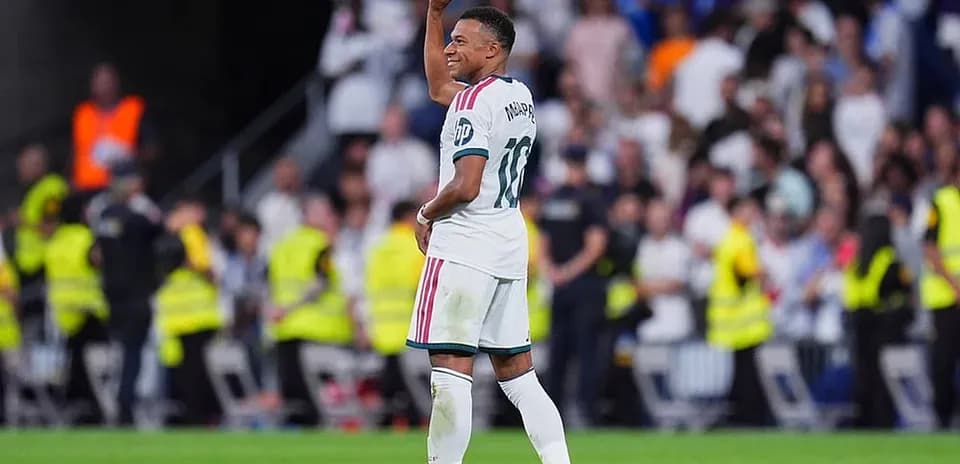 Jugador levantando el balón en el partido