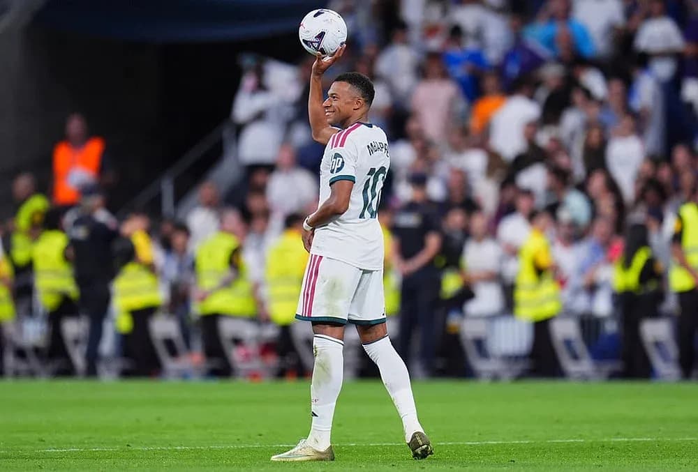 Jugador levantando el balón en el partido
