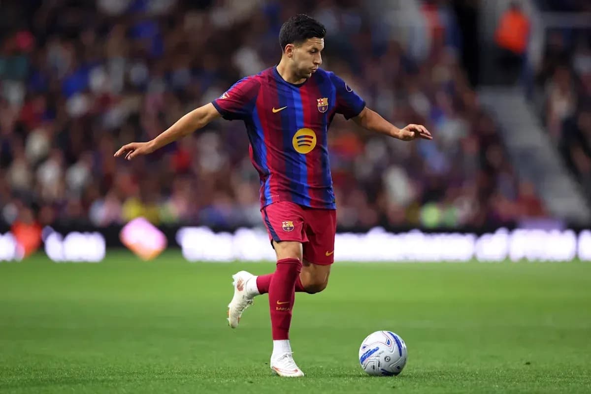 Jugador del FC Barcelona controlando el balón en el campo