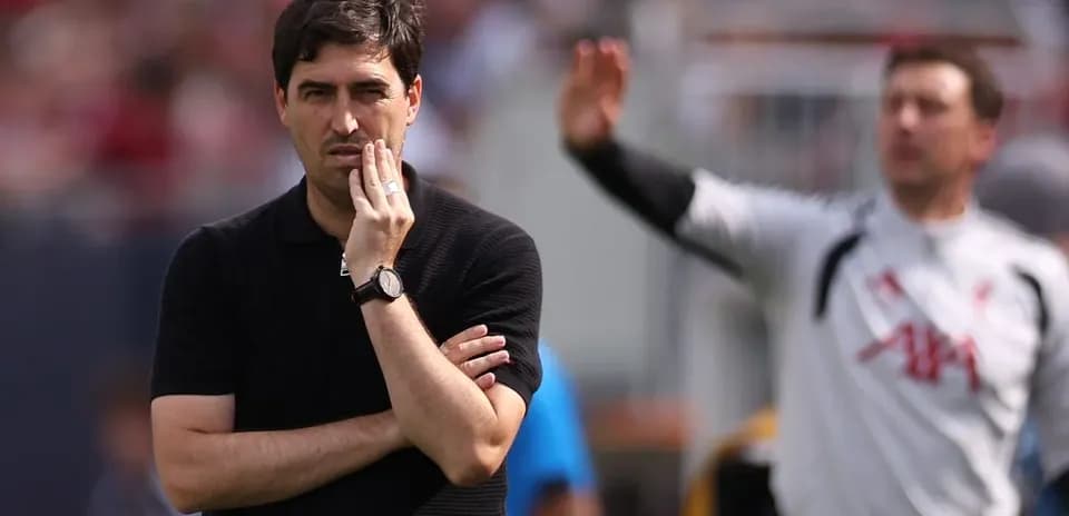 Entrenador pensativo durante un partido de fútbol