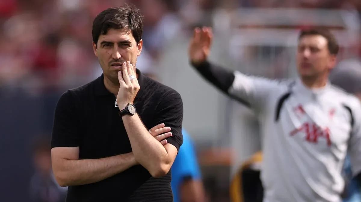 Entrenador pensativo durante un partido de fútbol