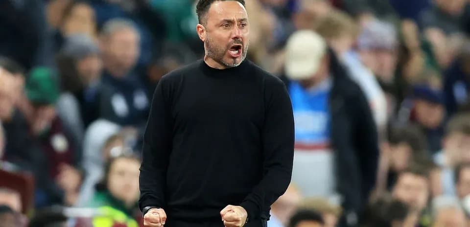 Entrenador celebrando durante un partido de fútbol