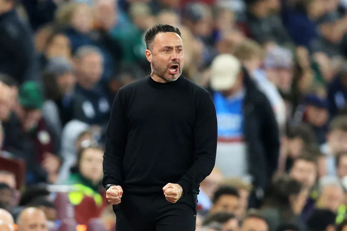 Entrenador celebrando durante un partido de fútbol