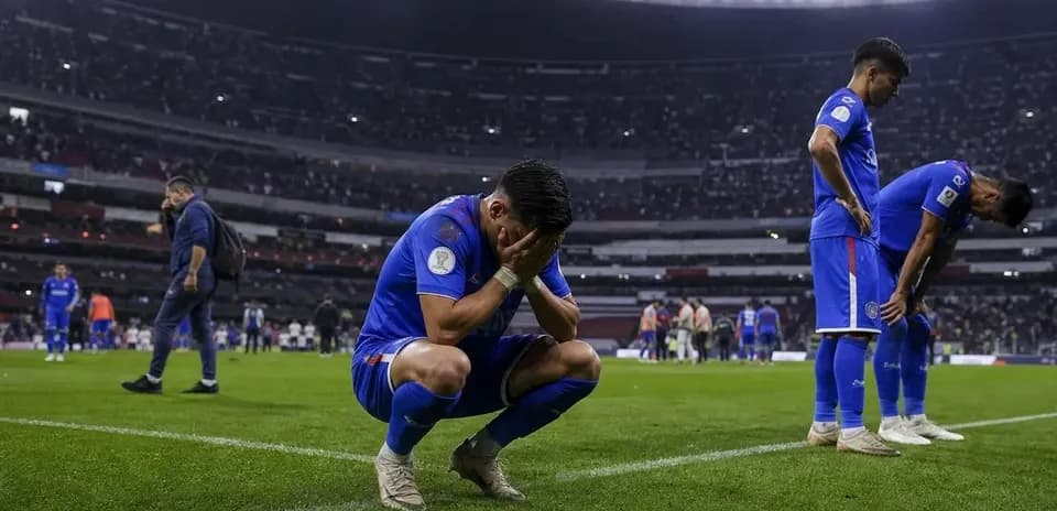 Jugadores de fútbol de rodillas tras el partido