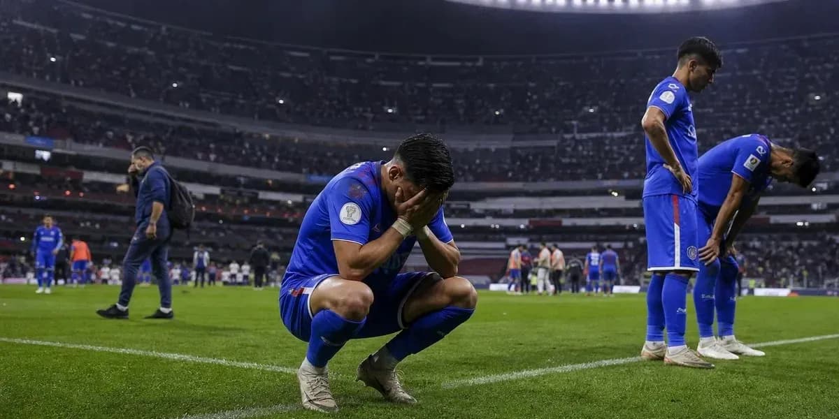 Jugadores de fútbol de rodillas tras el partido
