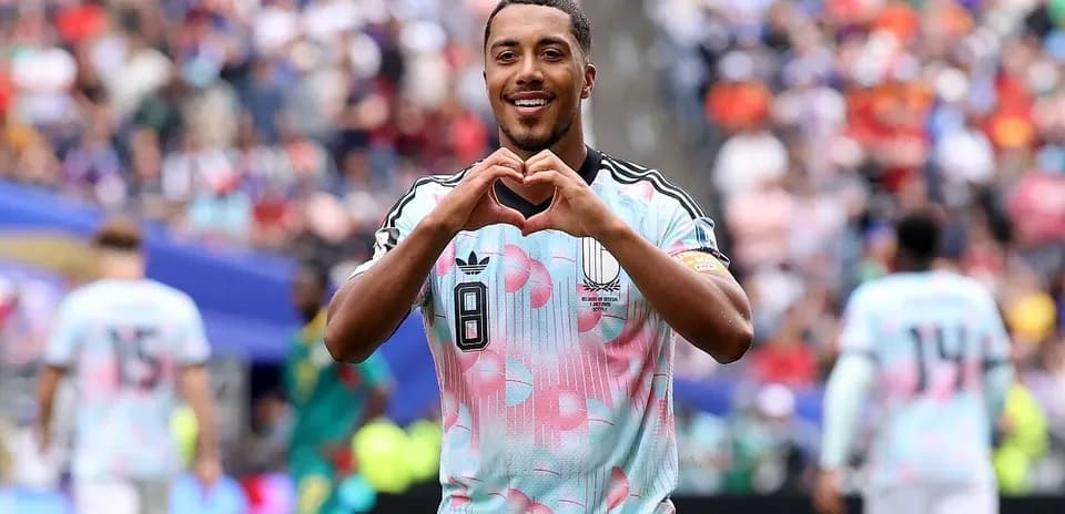 Jugador celebrando con gesto de corazón en partido