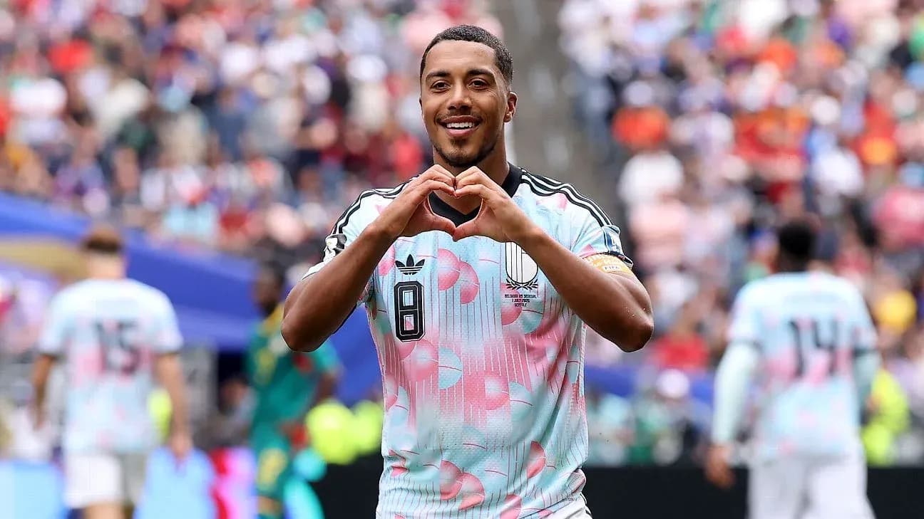 Jugador celebrando con gesto de corazón en partido