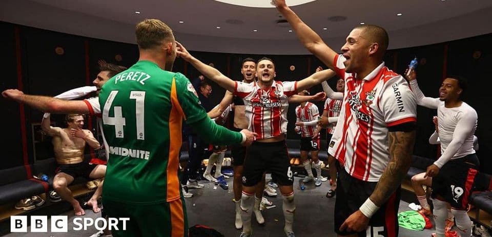 Jugadores celebrando en vestuario tras el partido