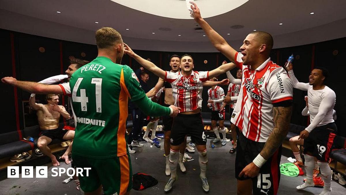 Jugadores celebrando en vestuario tras el partido