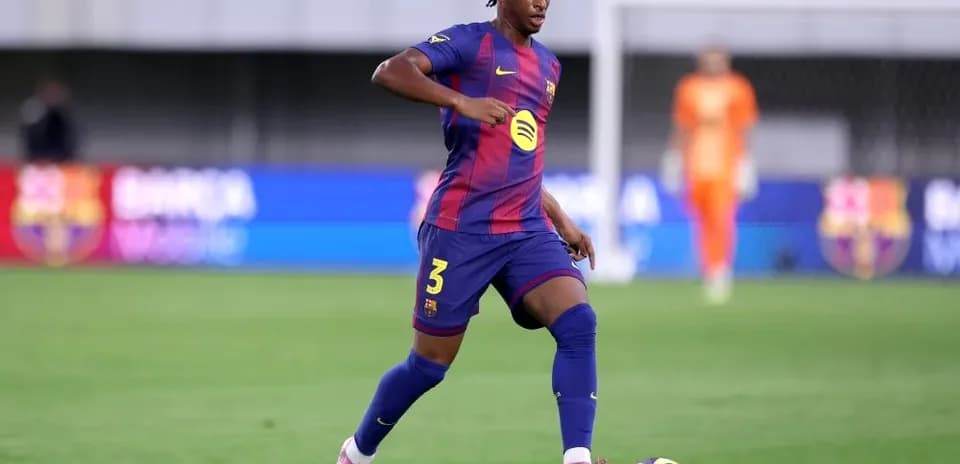 Jugador de Barcelona corriendo con el balón