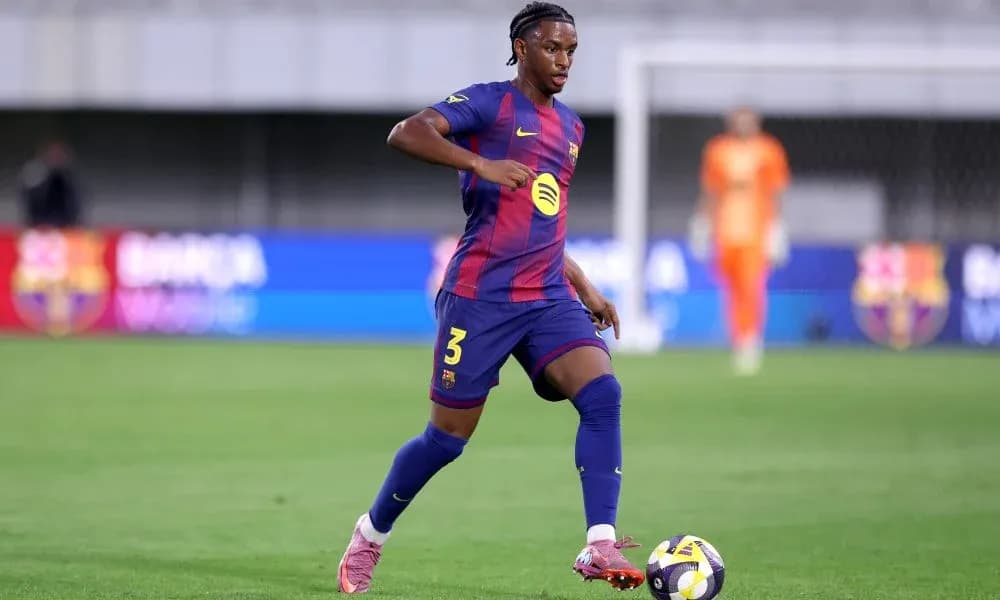 Jugador de Barcelona corriendo con el balón