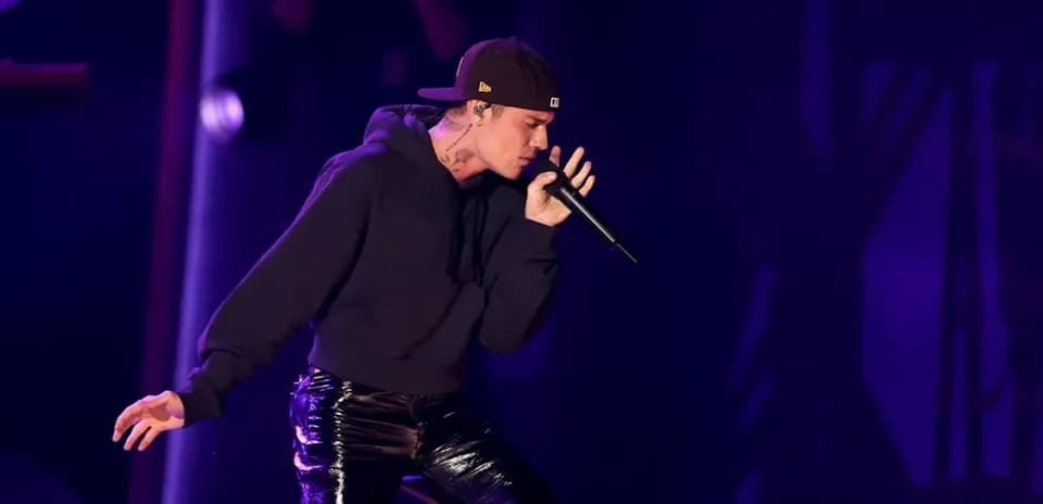 Cantante en el escenario con micrófono en mano