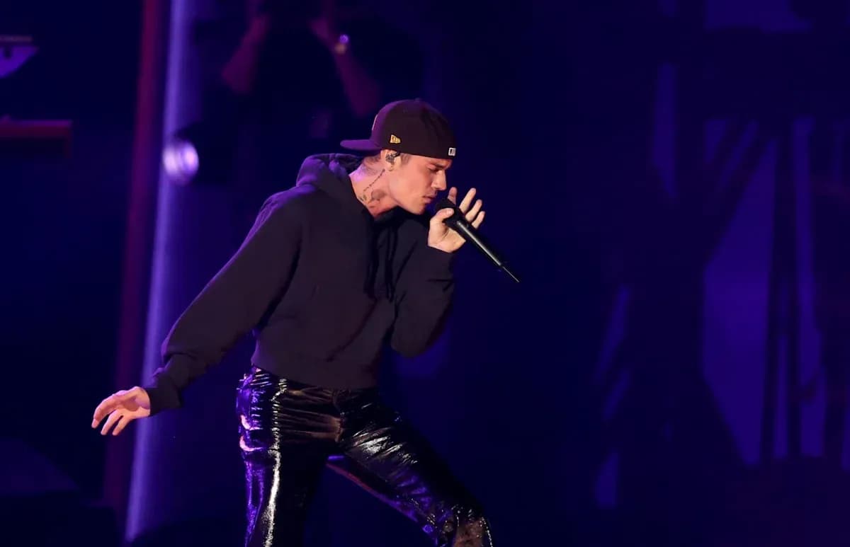 Cantante en el escenario con micrófono en mano