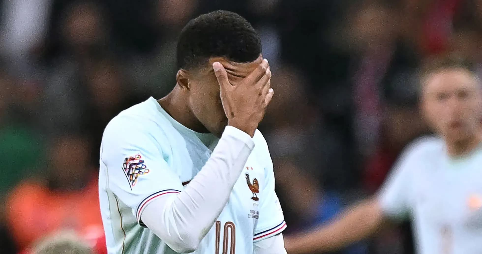 Jugador de Francia cubriéndose la cara durante el partido
