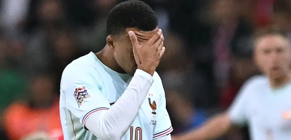 Jugador de Francia cubriéndose la cara durante el partido