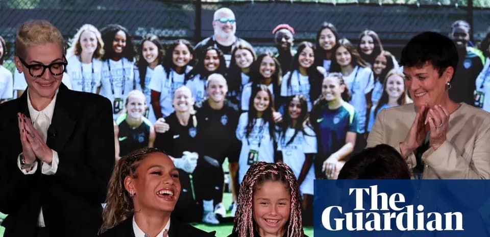Mujeres aplaudiendo en evento con equipo de fútbol femenino