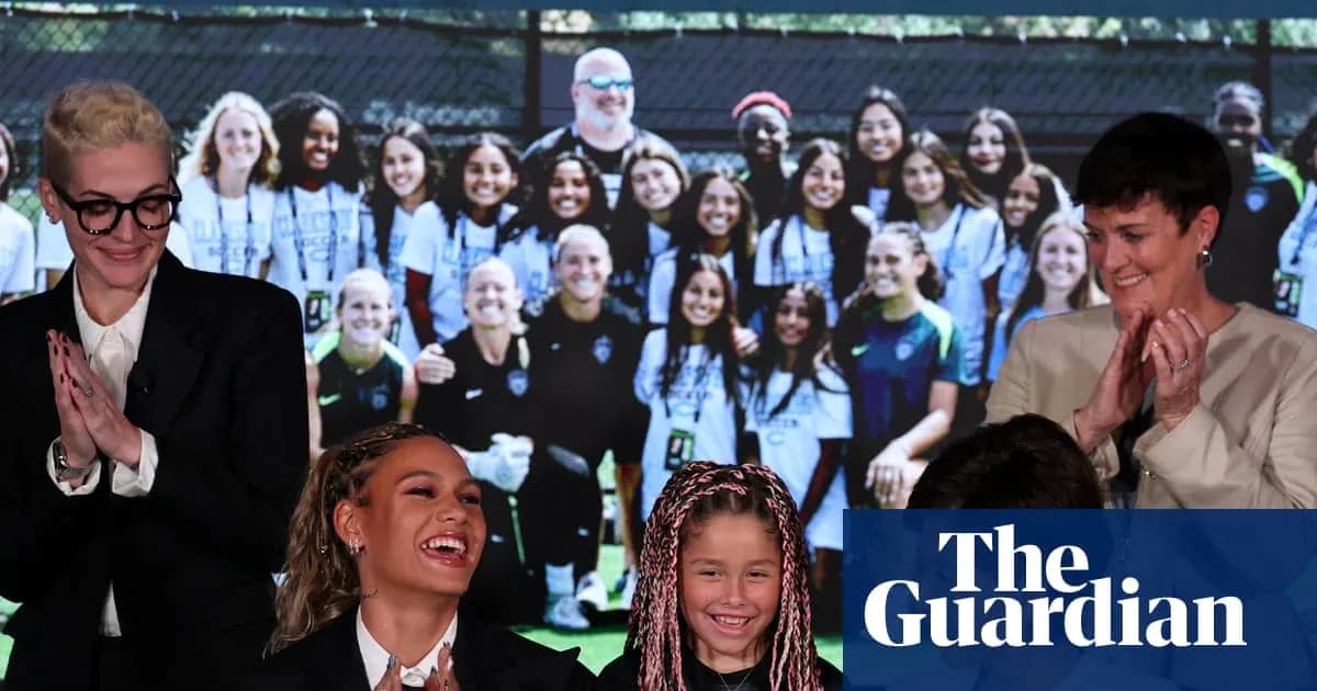 Mujeres aplaudiendo en evento con equipo de fútbol femenino