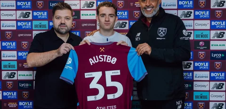 Jugador presenta camiseta en rueda de prensa de fichaje