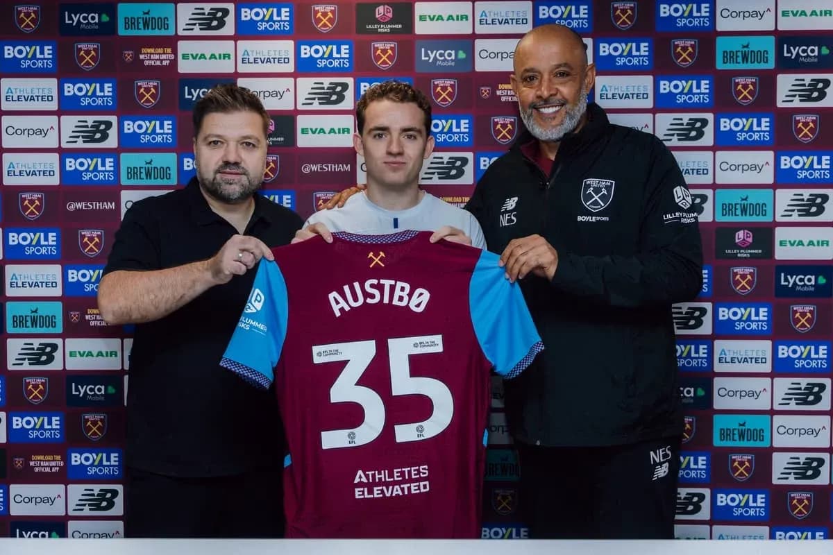 Jugador presenta camiseta en rueda de prensa de fichaje